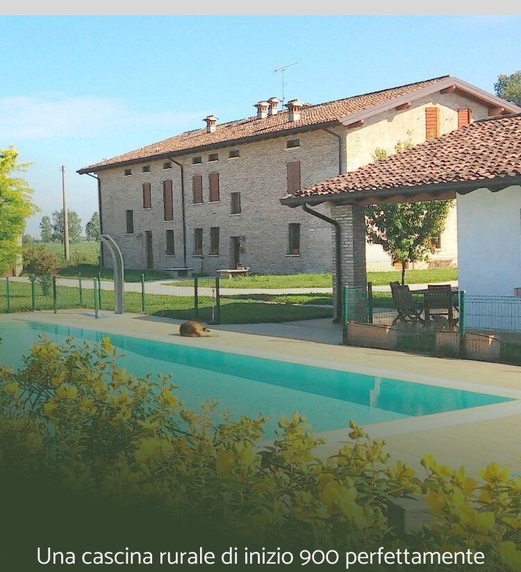 La cascina con la piscina di Cascina Garzaga