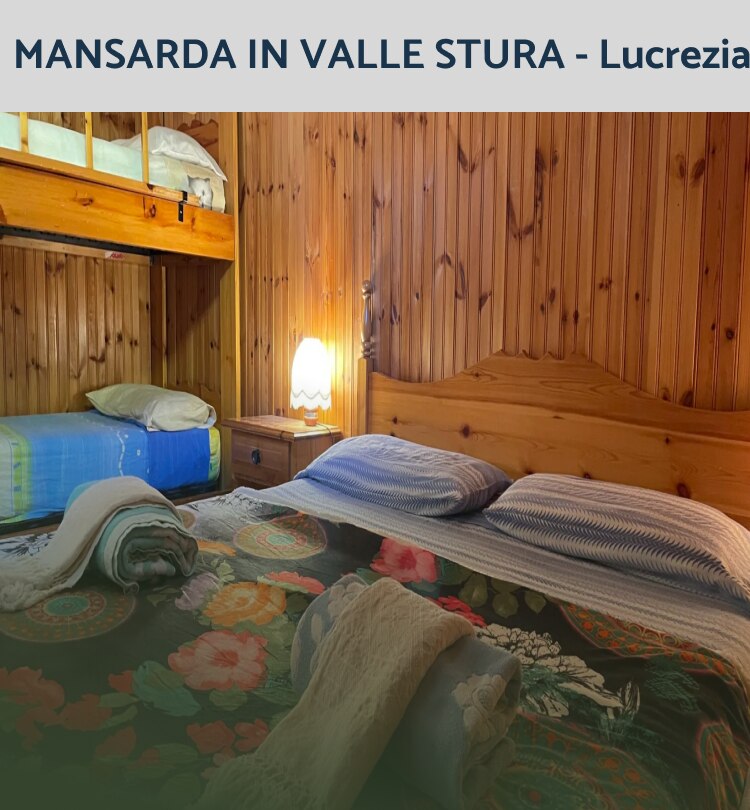Camera con letti a castello e letto matrimoniale in legno